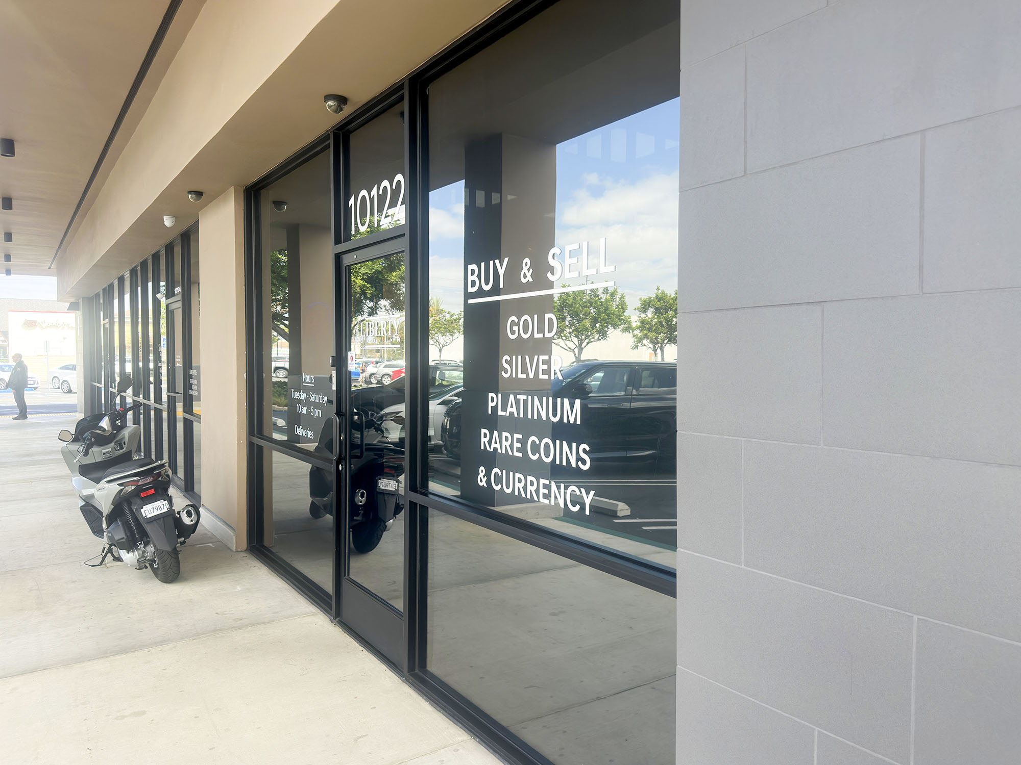 Liberty Coin Storefront Window Cleaning – Huntington Beach Clean exterior storefront windows at Liberty Coin in Huntington Beach after service by Rub A Dub Dub Window Scrub.