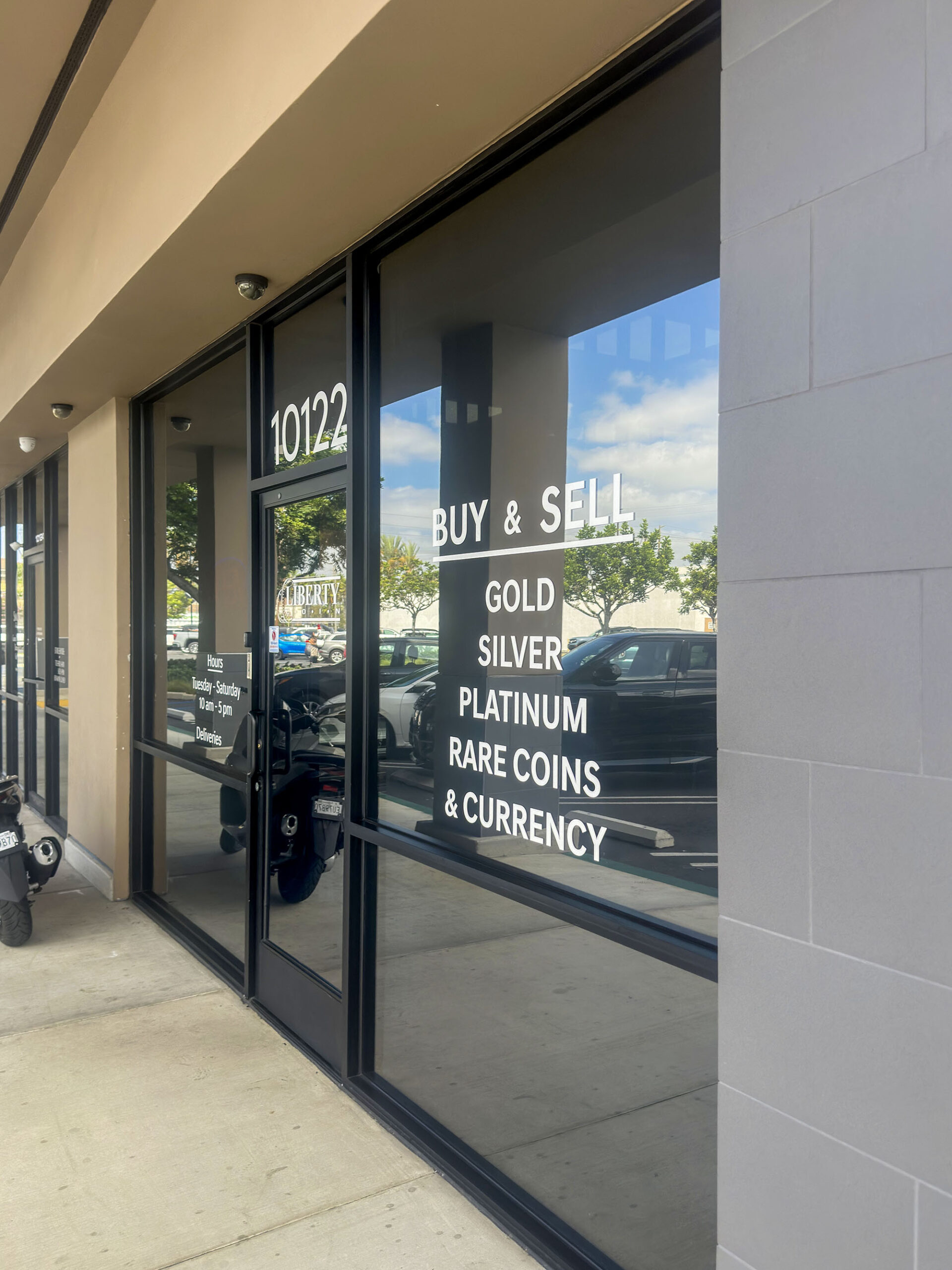 Clean Storefront Entrance at Liberty Coin – Huntington Beach Clean glass entrance and storefront signage at Liberty Coin in Huntington Beach.