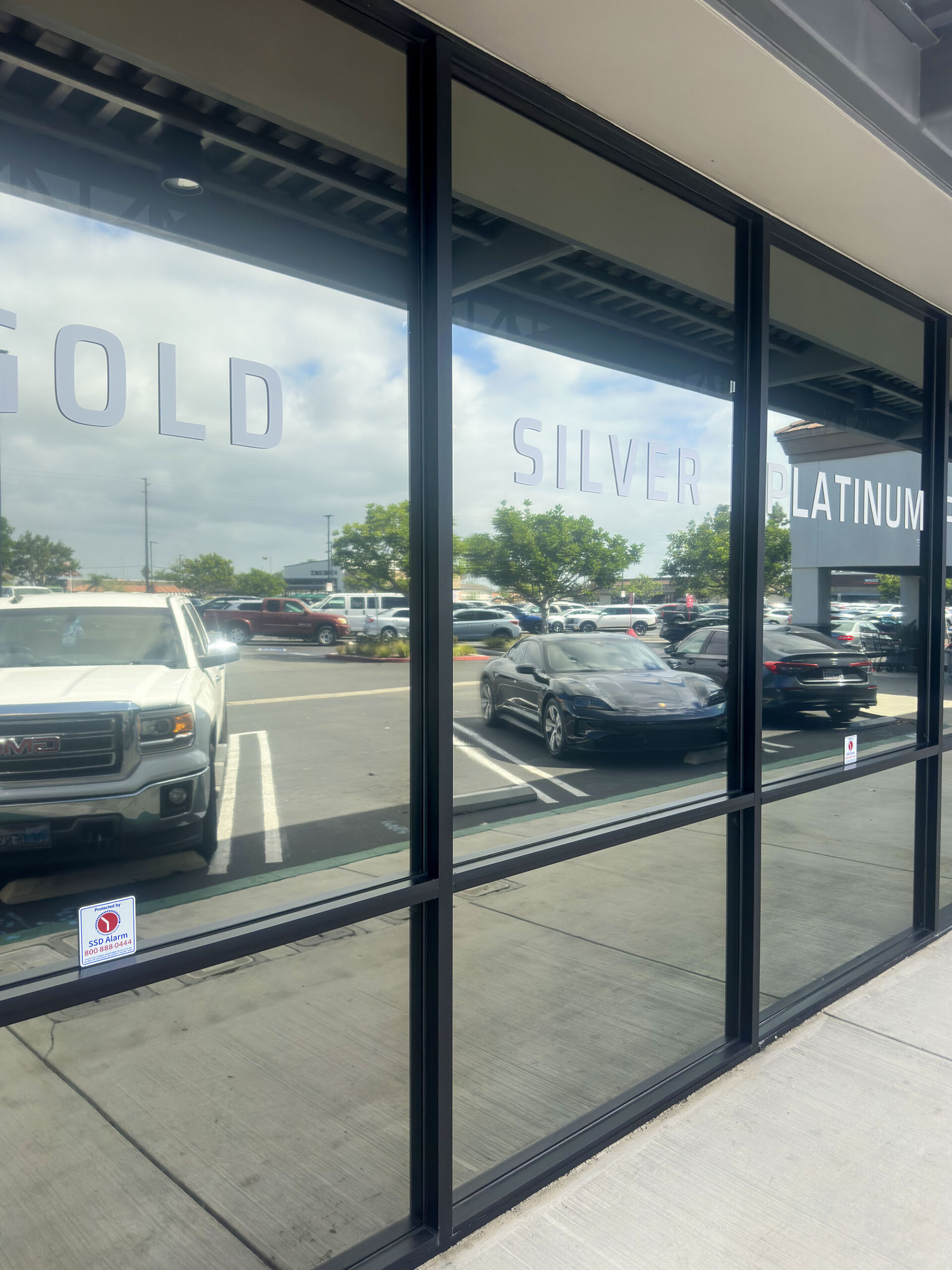Streak-Free Storefront Glass – Huntington Beach Clear storefront glass reflecting the Huntington Beach shopping center after exterior window cleaning.